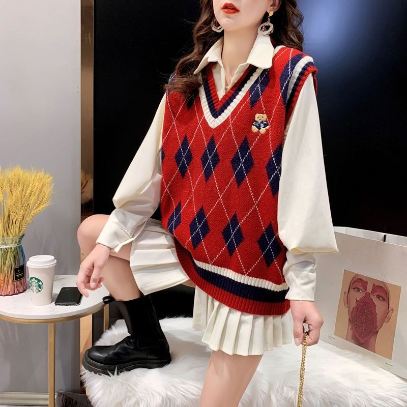 Winter Clothing Trends 2025 Women'S - เสื้อกั๊กไหมพรมสีแดงสำหรับผู้หญิง เสื้อกั๊กแขนกุด ฤดูหนาว 2025 สไตล์สวยงาม เสื้อผ้าแฟชั่นสำหรับการเดินทาง