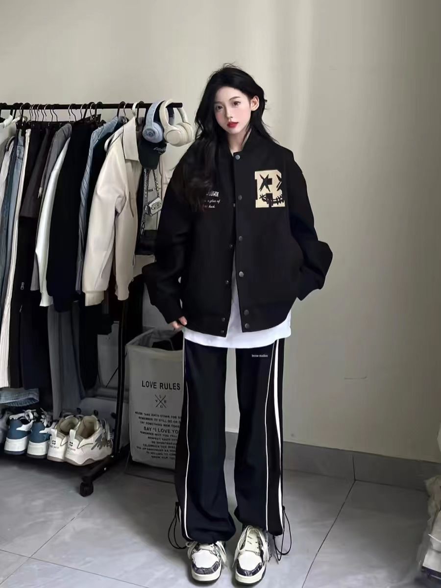 Winter Clothing Trends 2025 Women'S - เสื้อแจ็คเก็ตเบสบอลพิมพ์ลายตัวอักษรสไตล์เรโทรสีดำสำหรับผู้หญิง ฤดูใบไม้ร่วง 2025 ทรงหลวม สปอร์ต ทันสมัย